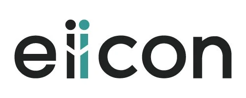 白い背景に「eiicon」と書かれたロゴマークです。文字は黒色ですが、中央の二つの「i」は一部が青緑色でデザインされており、モダンで特徴的な印象を与えます。