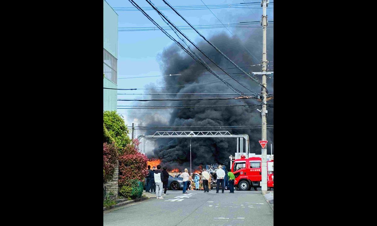 【速報】赤い炎と立ち上る真っ黒な煙…大阪府堺市のリサイクル会社とみられる敷地内で火災　一時騒然