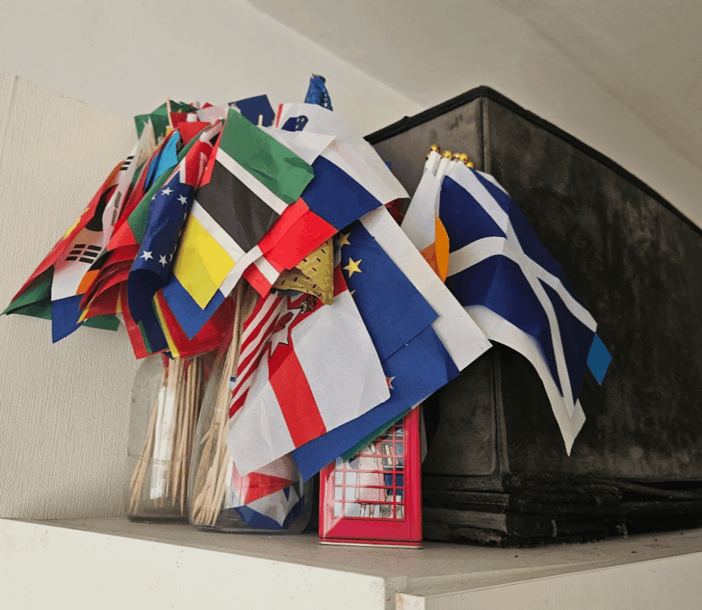 エストニアの国旗以外の国旗はありますか?もしそうなら、なぜですか？ (個人的に、私は主に仕事のため、約 100 個の小さな旗を所有しています。)