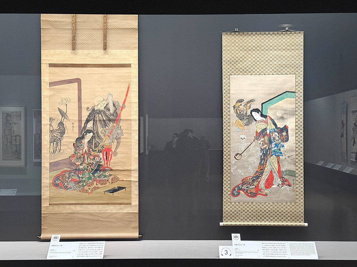 サントリー美術館「河鍋暁斎の世界」会場より (左から)河鍋暁斎《地獄太夫と一休》明治4〜22年 / 河鍋暁斎《地獄太夫と一休》明治4〜22年