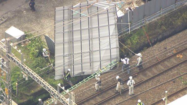 強風で線路上に7メートル×6メートルの金属製屋根 小田急線の一部区間が一時運転見合わせ 3万5000人に影響