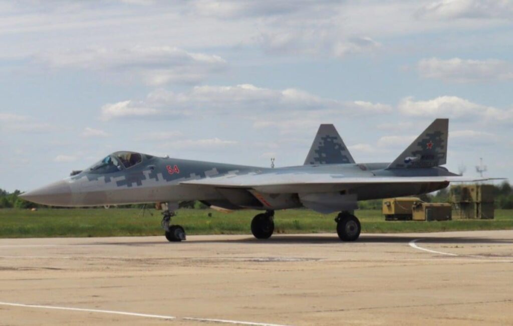ウクライナ、遠く離れた空軍基地でロシアのSu-57を攻撃