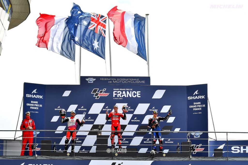 2021年フランスGPの表彰台。ジャック・ミラーが優勝し、ヨハン・ザルコとファビオ・クアルタラロが続いた。