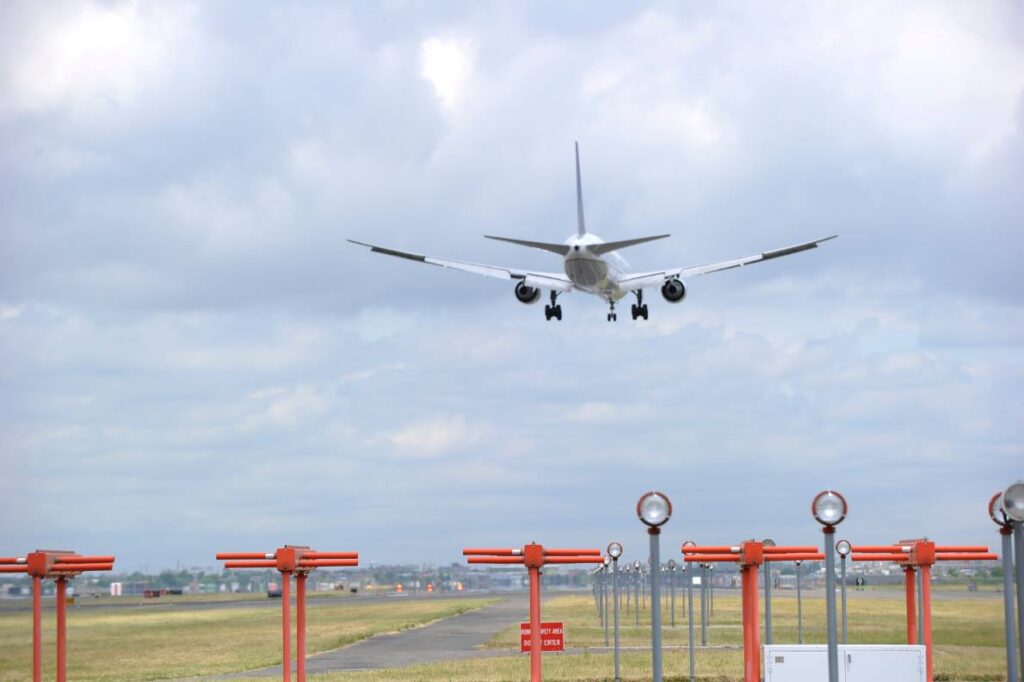 ユナイテッド航空の767-400ER、着陸直前に極端な低空飛行 街灯に接触も無事着陸 | sky-budget スカイバジェット