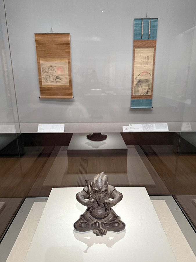 サントリー美術館「河鍋暁斎の世界」会場より (手前)河鍋暁斎《鴉天狗像》明治20年