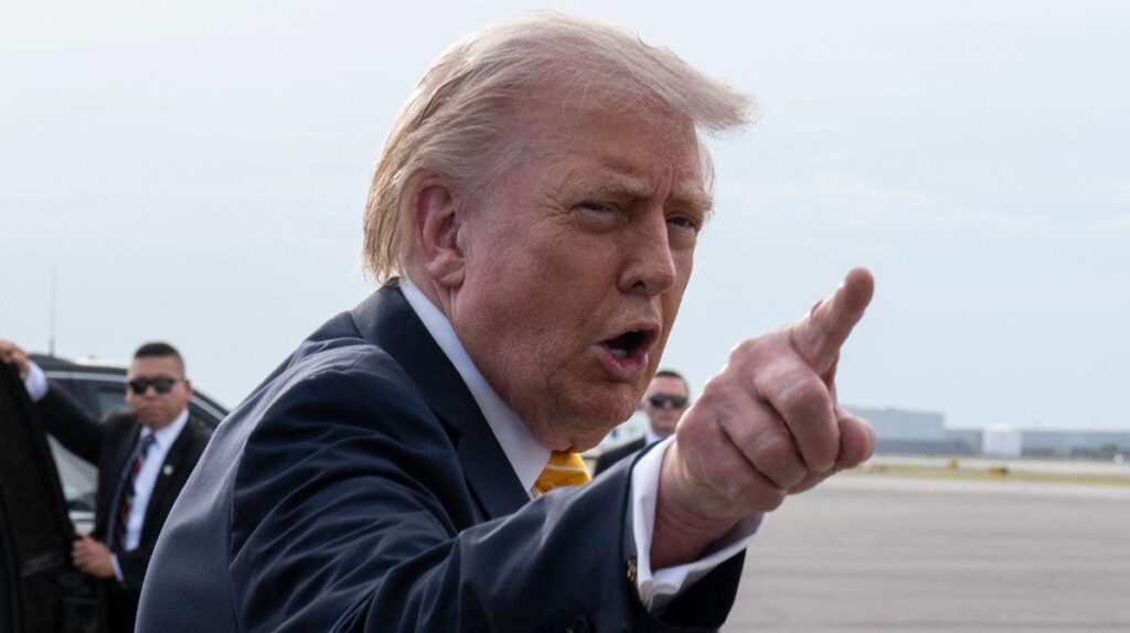 ドナルド・トランプ氏は、イラン戦争に関する不可解な声明を発表した後、FOXニュースの視聴者から「まったくのバカ」というレッテルを貼られている。