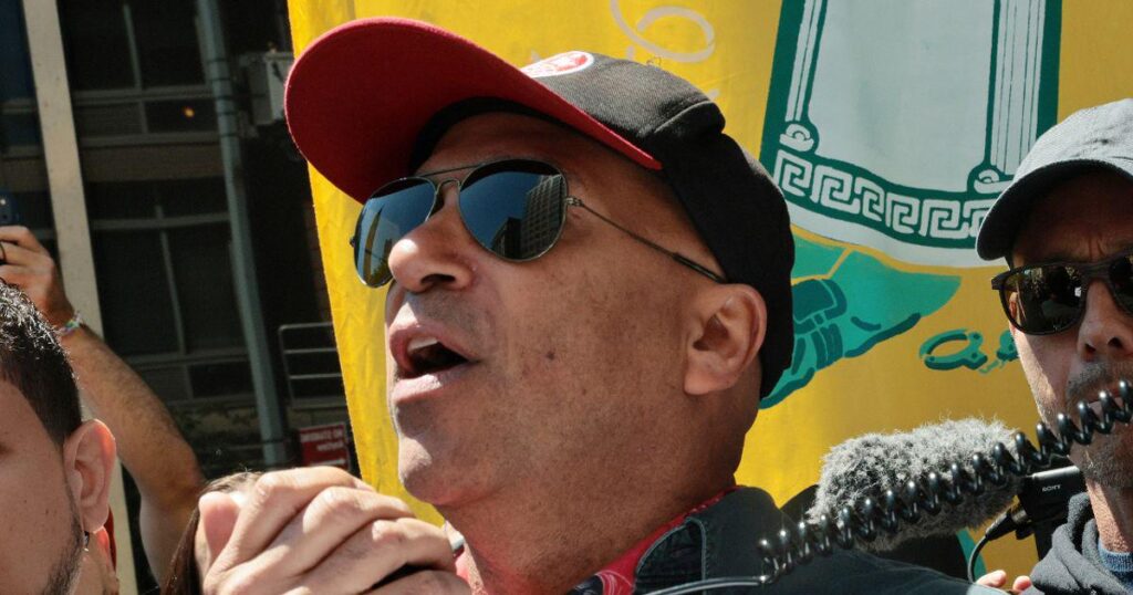 レイジ・アゲインスト・ザ・マシーンのトム・モレロが反ICE行進に参加し、デモ参加者たちと目撃される