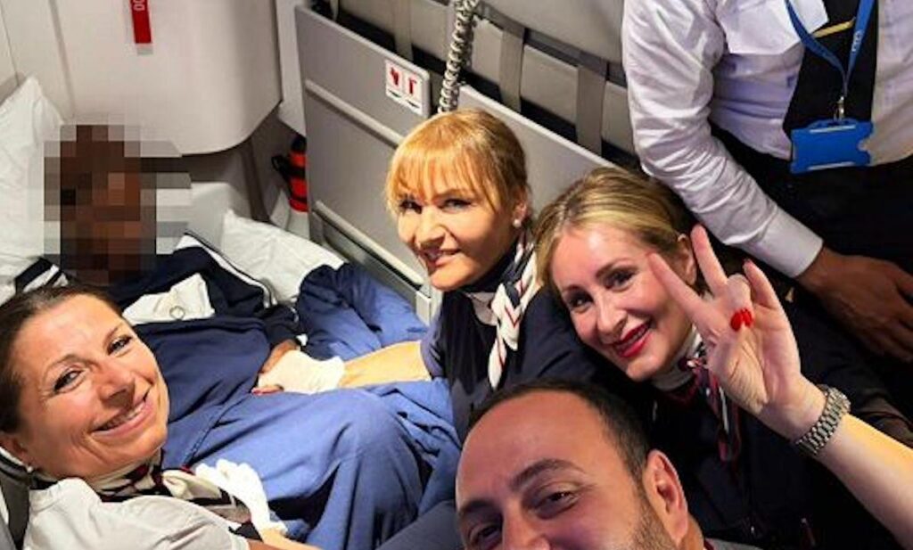 彼はフィウミチーノ行きの飛行機の中で生まれました。イタリア航空の乗務員の小さなお子様へようこそ