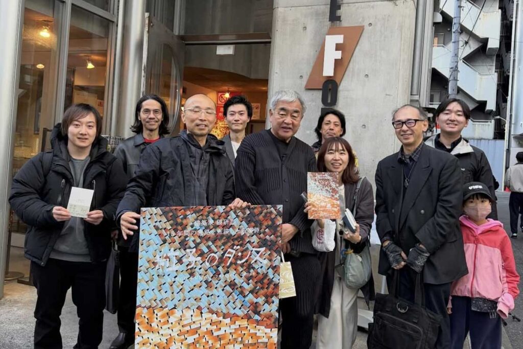 偉大な伝統文化の記録を残し続けたい「粒子のダンス(particle dance)」岡博大監督インタビュー | 日加トゥデイ/JC Today 岡監督、隈研吾氏、スタッフと一緒に。写真提供 湘南遊映坐