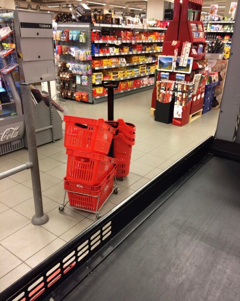 食料品店でのスウェーデン人対ノルド人のウップフェルニング。