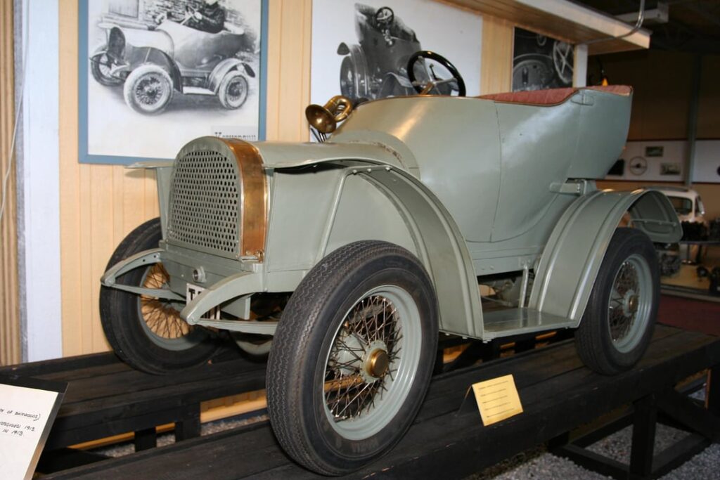 「コルヴェンスー」は最初の、そしてこれまでのところ唯一の真のフィンランド固有の乗用車 (1913 年)
