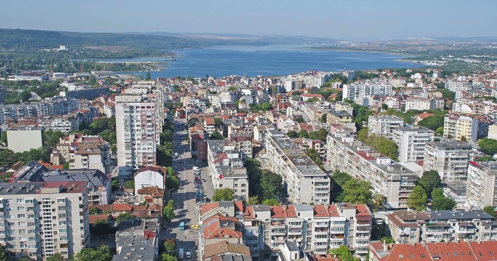 ヴァルナのような大規模な地方都市の近くに、何の許可も得ず、誰も合図もせずに、どうして今になって突然、104もの建物が建設されていることが理解されるのでしょうか？