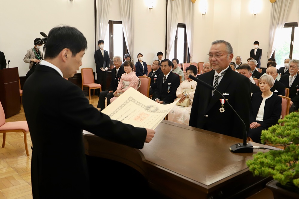 叙勲・褒章を受章者に伝達する山本知事