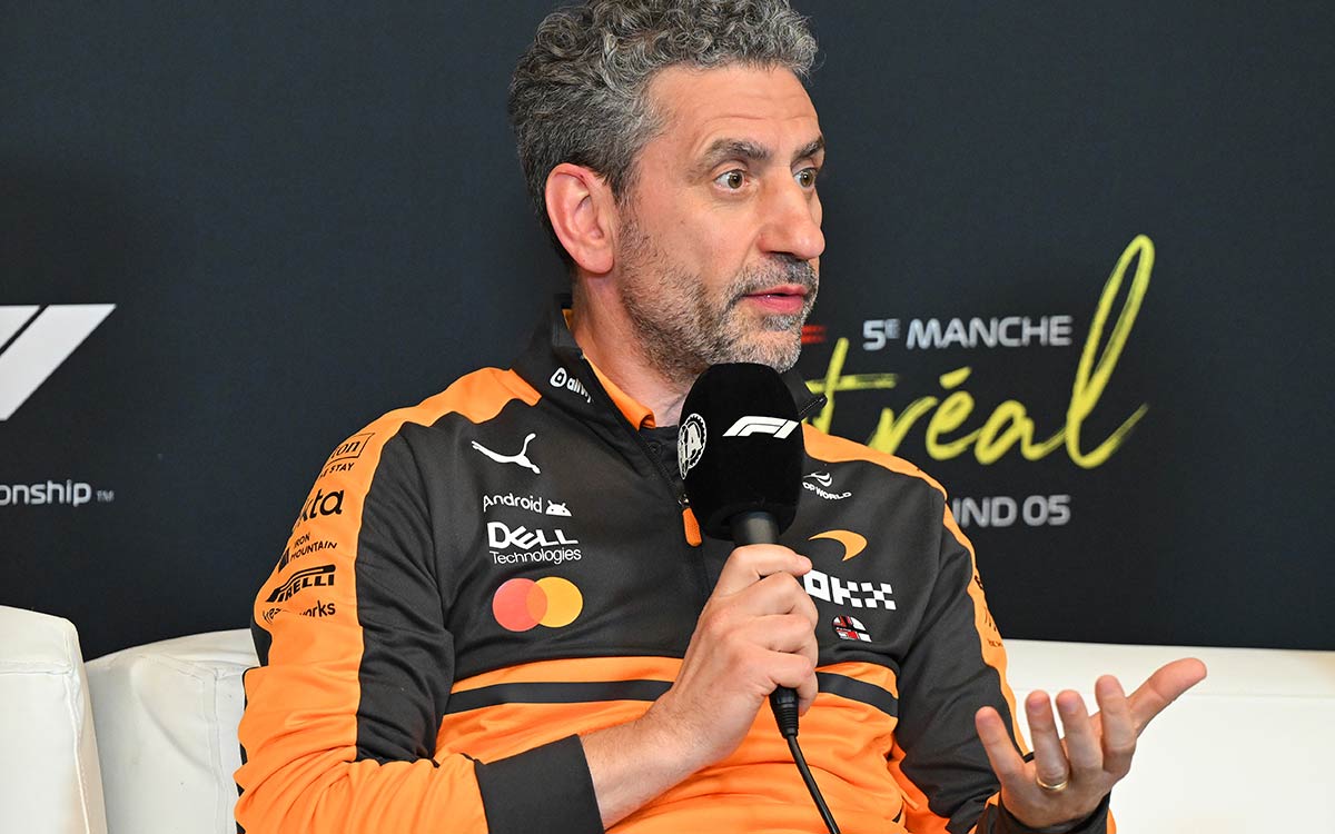 マイクを握りながら説明するマクラーレンのアンドレア・ステラ代表、2026年5月22日(金) F1カナダGPチーム代表者会見（ジル・ビルヌーブ・サーキット）