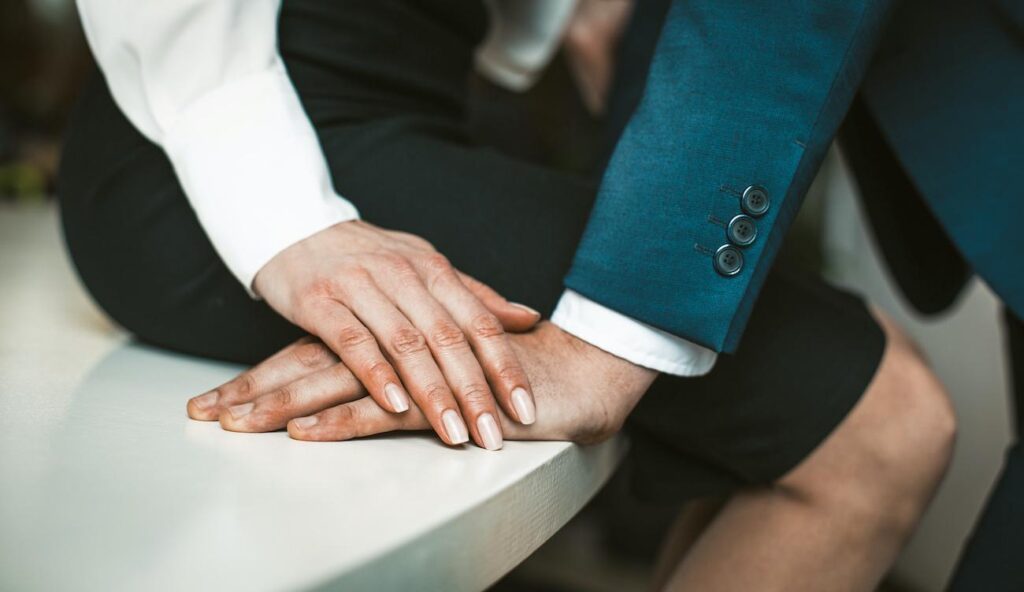 「キスや抱擁は不貞ではない」判決で炎上した裁判官が“気の毒”な理由。元判事が指摘