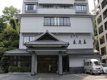 【武雄温泉の人気ホテル】「ホテル春慶屋」は100％かけ流しの展望露天風呂が自慢