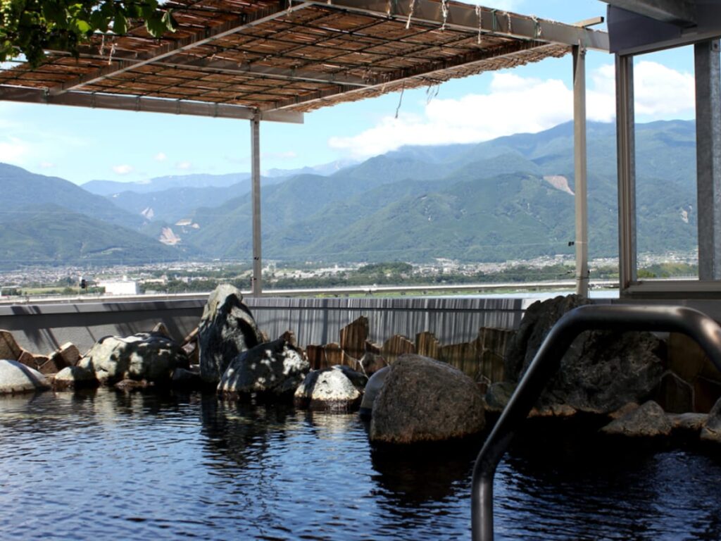 【山梨県の人気日帰り温泉】「湯めみの丘」は源泉かけ流しの湯が自慢の施設。絶景のパノラマ風呂から眺める夜景に感動 - All About ニュース