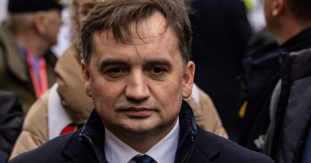ポーランドの元法務大臣ズビグネフ・ジオブロ氏は、ハンガリーから逃亡後、ドナルド・トランプ大統領の好意でビザを取得して米国に滞在している。
