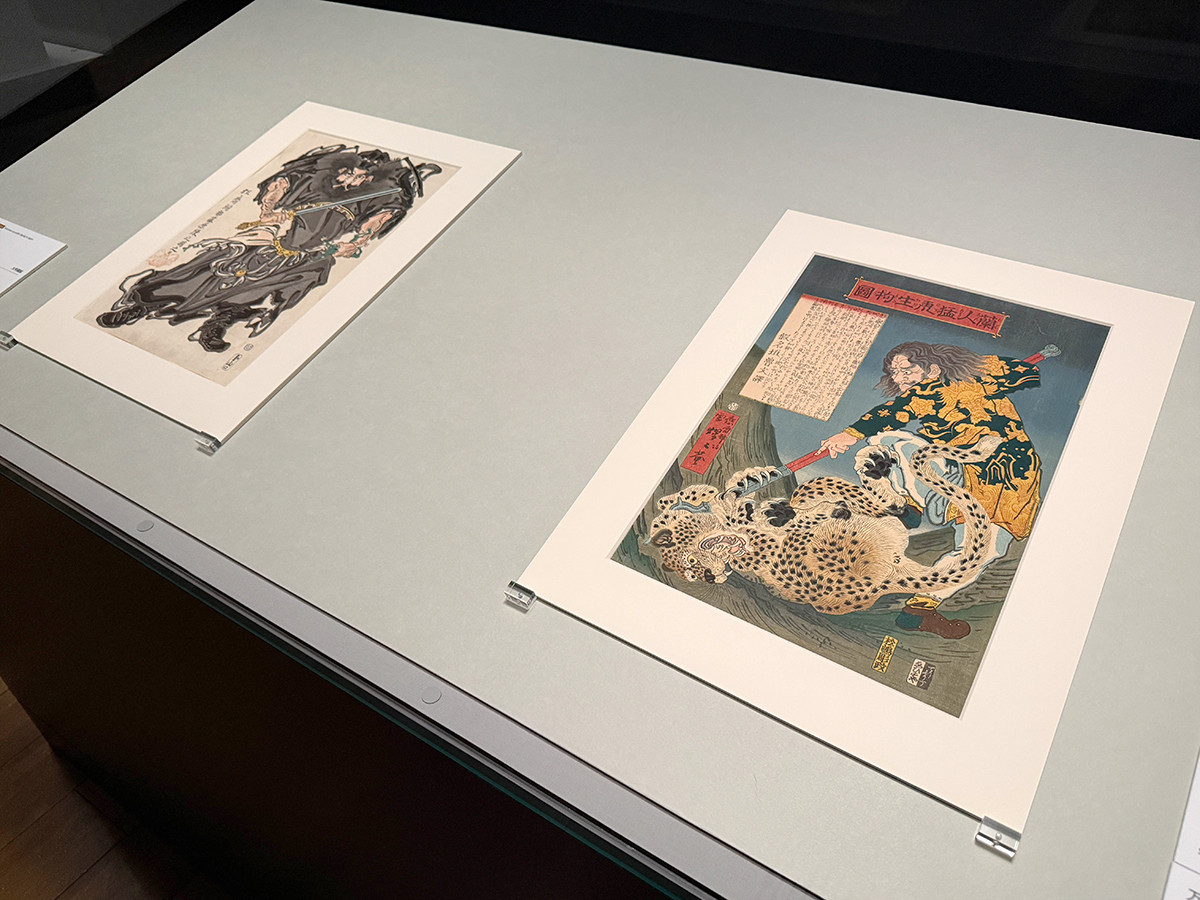 サントリー美術館「河鍋暁斎の世界」会場より (左から)河鍋暁斎《鍾馗図》元治元年3月 / 河鍋暁斎《蘭人猛虎生拘図》万延元年7月