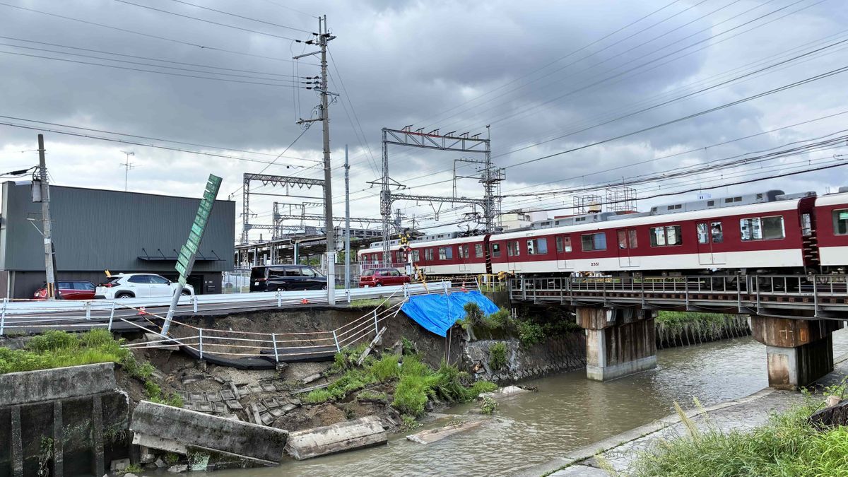 川沿いの歩道で約20メートルの土砂崩れ　大雨の影響か？歩道の一部が通行止め　奈良・大和高田市