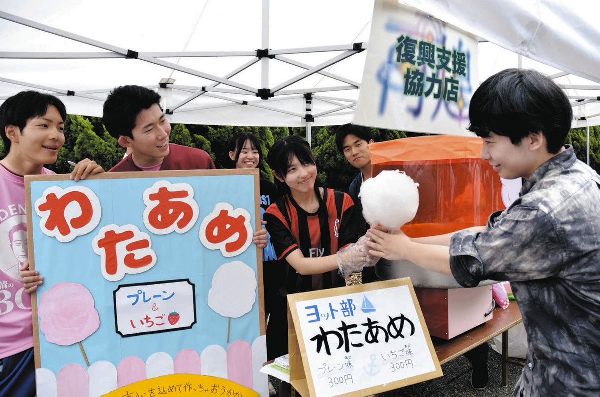 模擬店でわたあめを販売する学生たち＝射水市の富山高専射水キャンパスで
