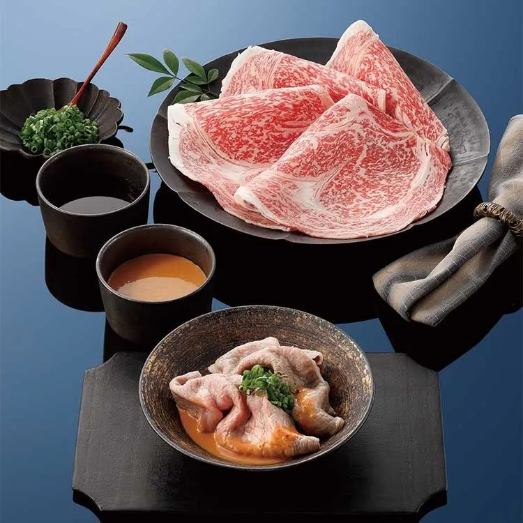 お皿に盛られた牛肉の薄切り、ネギ、ソース、そして飲み物の写真です。