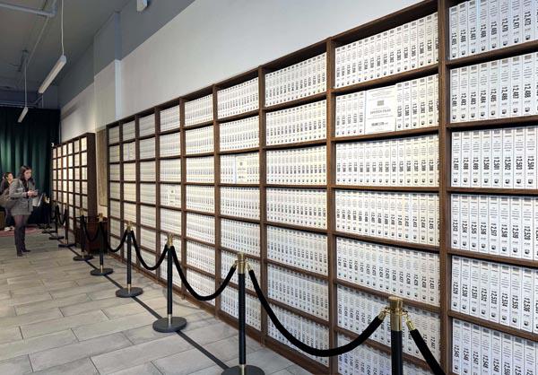 NYに「トランプ&エプスタイン・ファイル図書館」が出現！ 350万ページが問い直す権力の闇【犠牲者へのハラスメントや脅迫は絶えない】