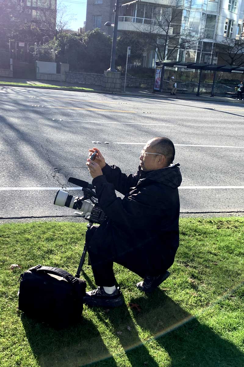 岡監督、バンクーバーでの撮影時の様子。写真　Jenna Park