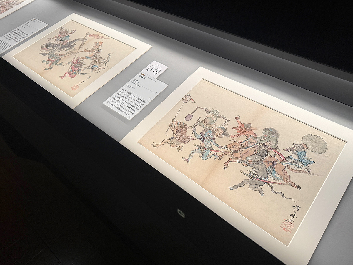 サントリー美術館「河鍋暁斎の世界」会場より (左奥から)河鍋暁斎《百鬼夜行》明治4〜22年 / 河鍋暁斎《百鬼夜行》明治4〜22年