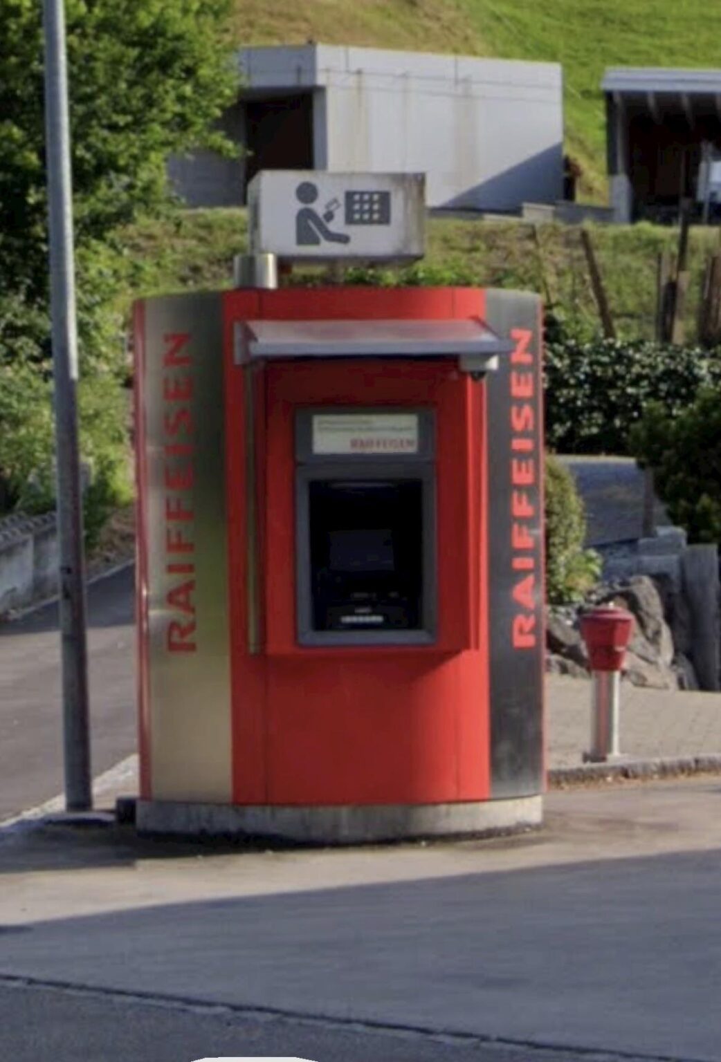 ライファイゼンの ATM には現金の引き出しや入金の機能はありません ライファイゼンの ATM には現金の引き出しや入金の機能はありません