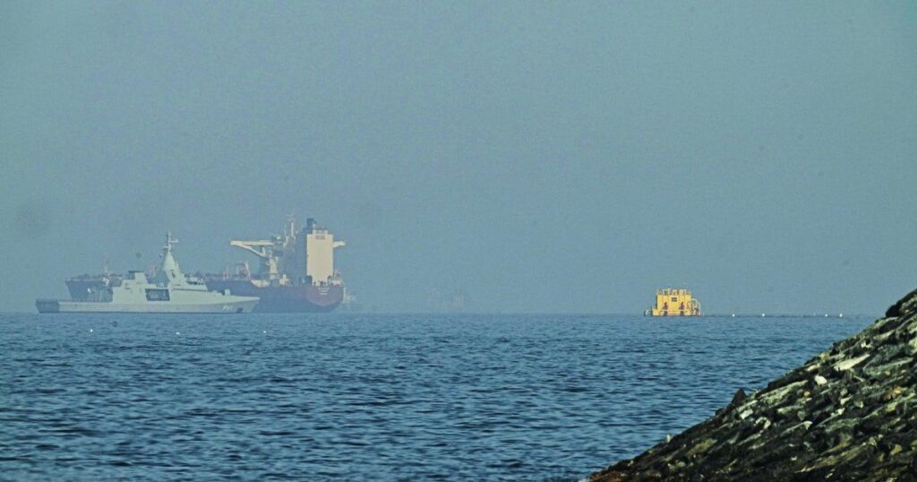 米海軍駆逐艦2隻がイランの猛攻撃を回避しホルムズ海峡を通過