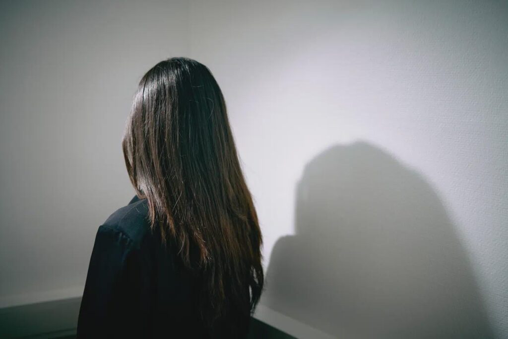 サラはスタジオで「ハラム警察」と戦う。 「ふしだらな女」と呼ばれ、食べ物を捨てられる
