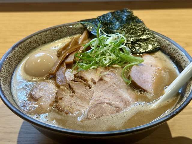 【京都】住宅街に行列！名店出身の濃厚ラーメン店がオープン「豚骨魚介ラーメン 穣」