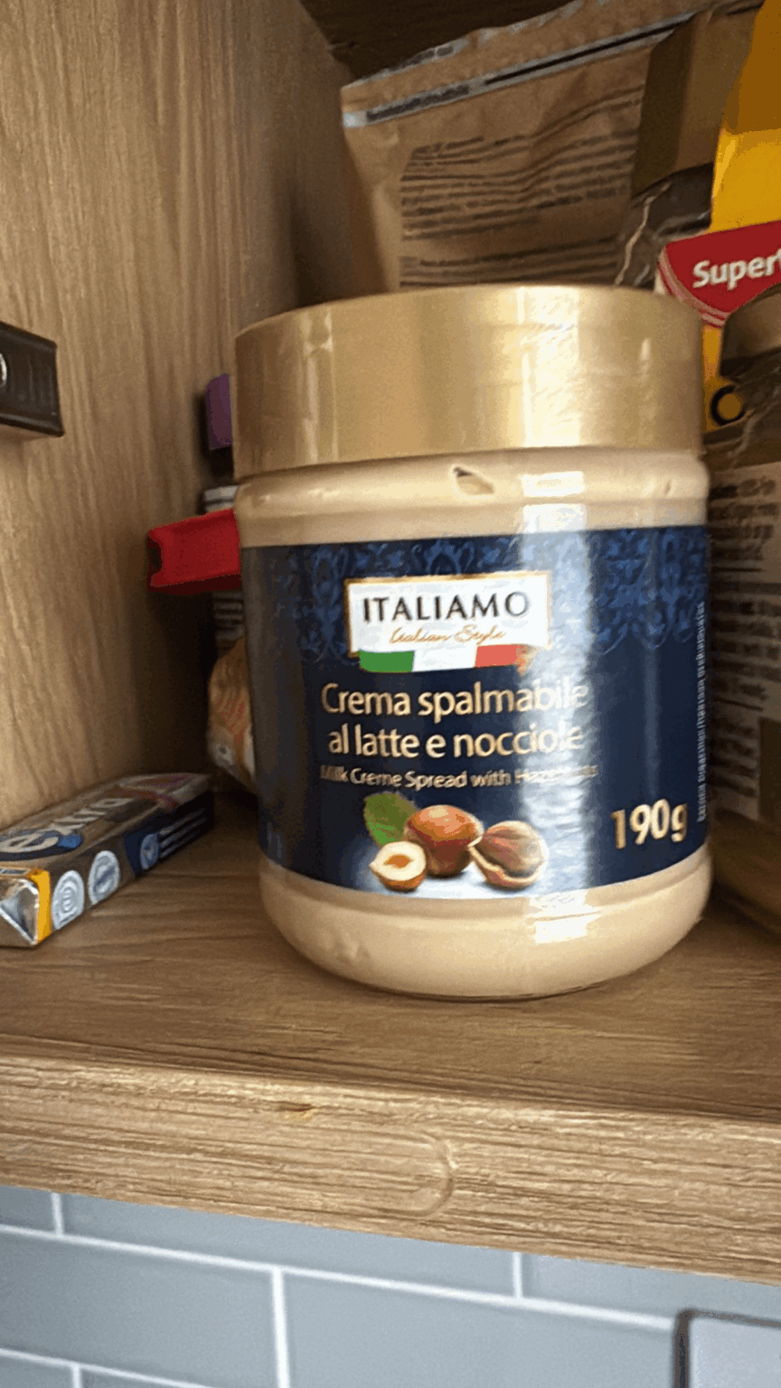 Lidlでこれを購入しないでください。それは罠です。ある瞬間、あなたは「トーストに少し乗せて試しているだけ」と思っていたら、次の瞬間、あなたは午後11時にキッチンに立って、ヨーグルトカップのようにスプーンからトーストを食べているのです。