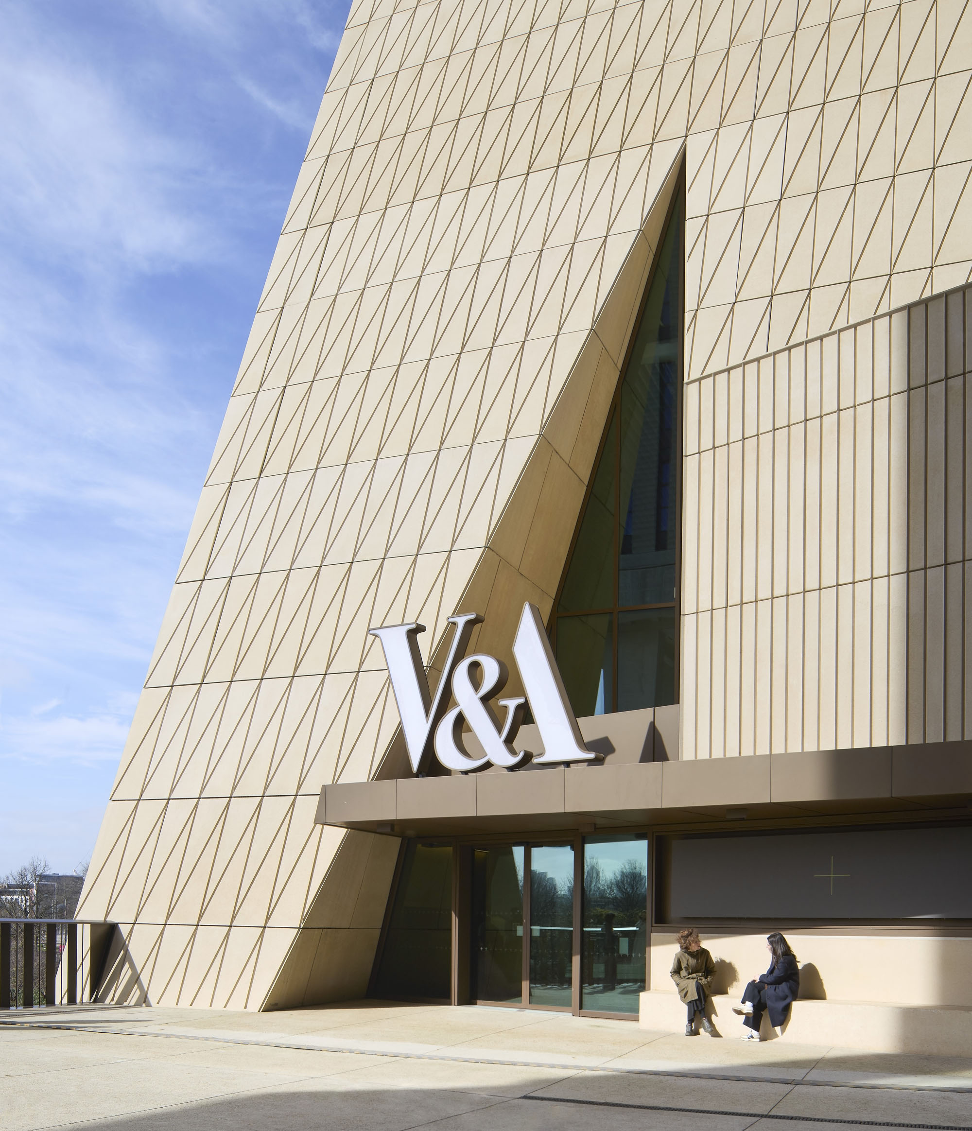 〈V&Aイースト・ミュージアム（V&A East Museum）〉O'Donnell + Tuomey