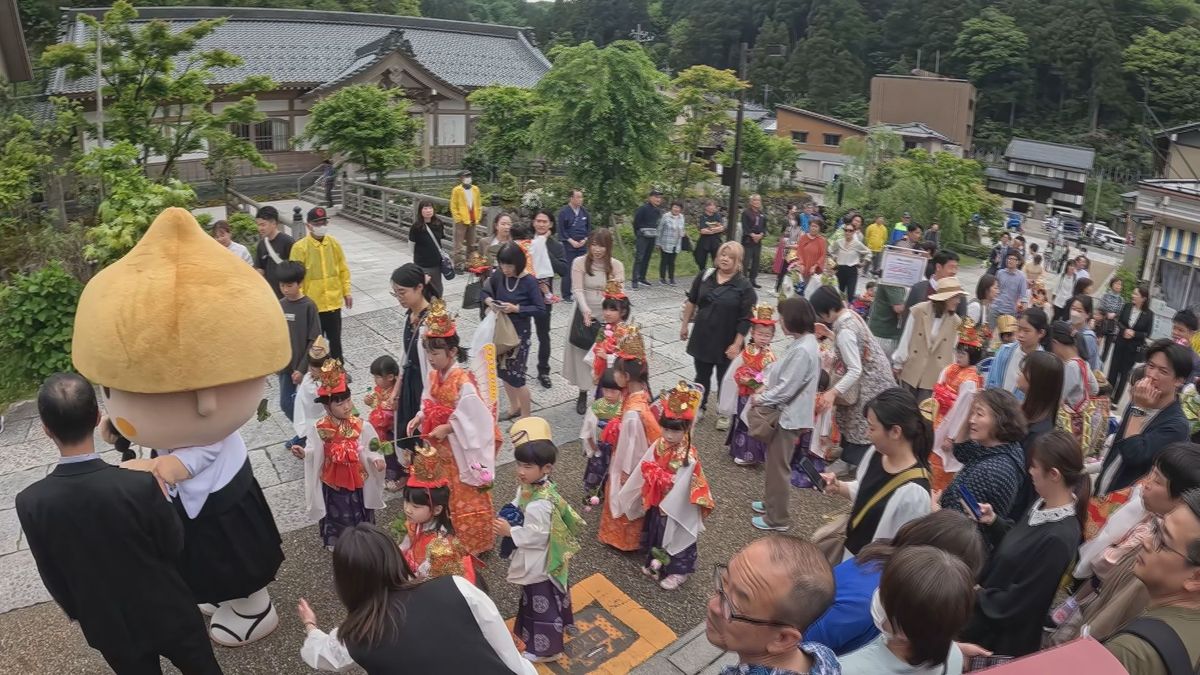 永平寺町でお釈迦様の誕生を祝う「花祭り」　健やかな成長願って　47人の子どもたちが永平寺の参道を練り歩く