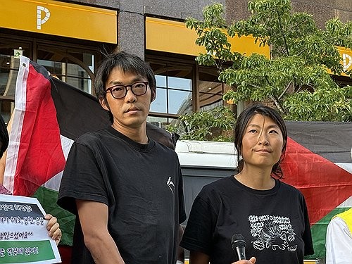 22日に在韓イスラエル大使館前で開かれた集会に出席した韓国人活動家のキム・アヒョンさんとキム・ドンヒョンさん=(聯合ニュース)