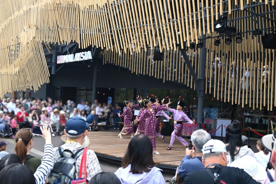 『大阪・関西万博』のパビリオン前ステージで披露
