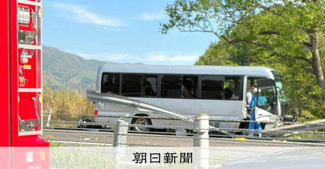 福島・磐越道で高校生らが乗るバスが事故 17歳死亡、複数の重傷者 [福島県] - 朝日新聞