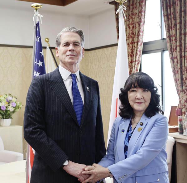 米国は「高市円安」に怒り心頭！ ベッセント財務長官の植田日銀ベタ褒めで狭まる利上げ包囲網 ― 財務長官に「いい女ポーズ」不発