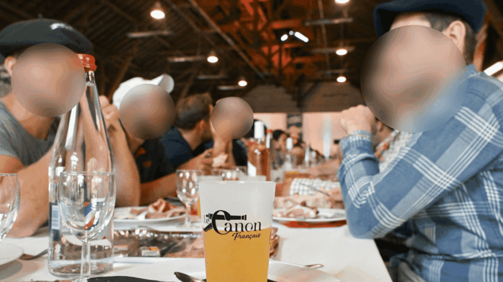 フランス教会法：カーンの「巨大な晩餐会」中に観察されたナチスの敬礼に似た人種差別的な発言とジェスチャー