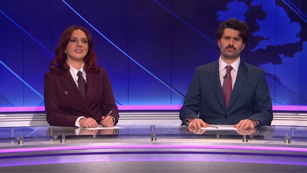 「SNL UK」週末アップデートは、「愚かなバカとして人生を生きるとはどういうことか」を象徴するケイティ・ペリーのメットガラマスクに狙いを定める