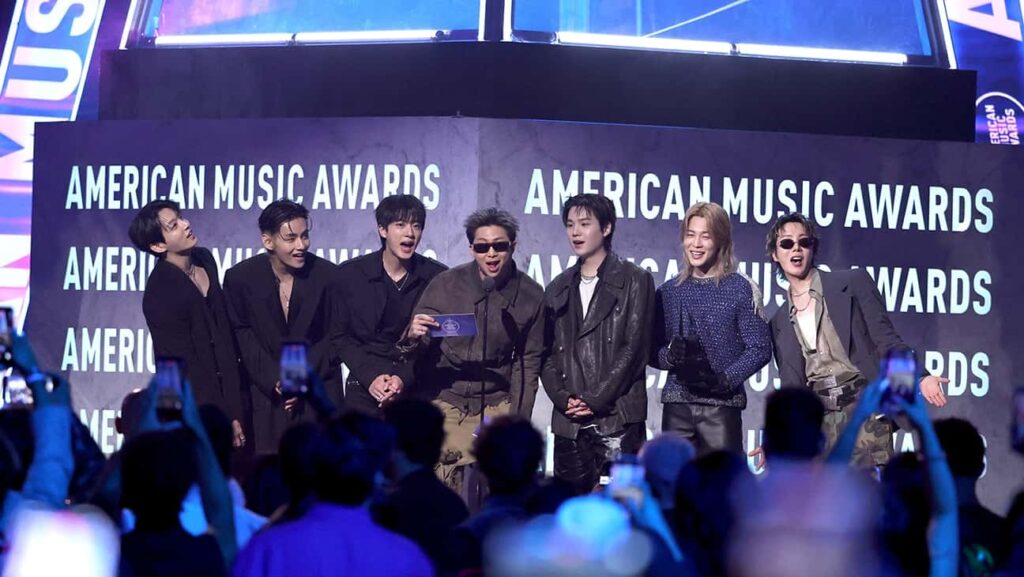 BTSが4年ぶりにAMAsへ!割れんばかりの大歓声と“夏の主役”をかっさらった全記録「また全員で戻ってこられた」 – ハリウッド・リポーター・ジャパン BTSが4年ぶりにAMAsへ!授賞式&ベガスを完全ジャック、街を赤く染め上げた“歴史的一夜”「また全員で戻ってこられた」