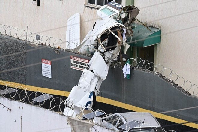 ブラジルで飛行機が建物に衝突、3人死亡
