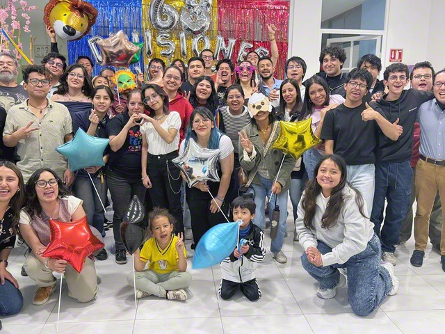 記念の集いに参加した青年や未来っ子が元気いっぱいに（3月13日、メキシコ平和文化センターで）