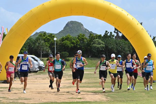 やんばる駅伝、15チームが一斉にスタート　第33回伊是名島大会　沖縄