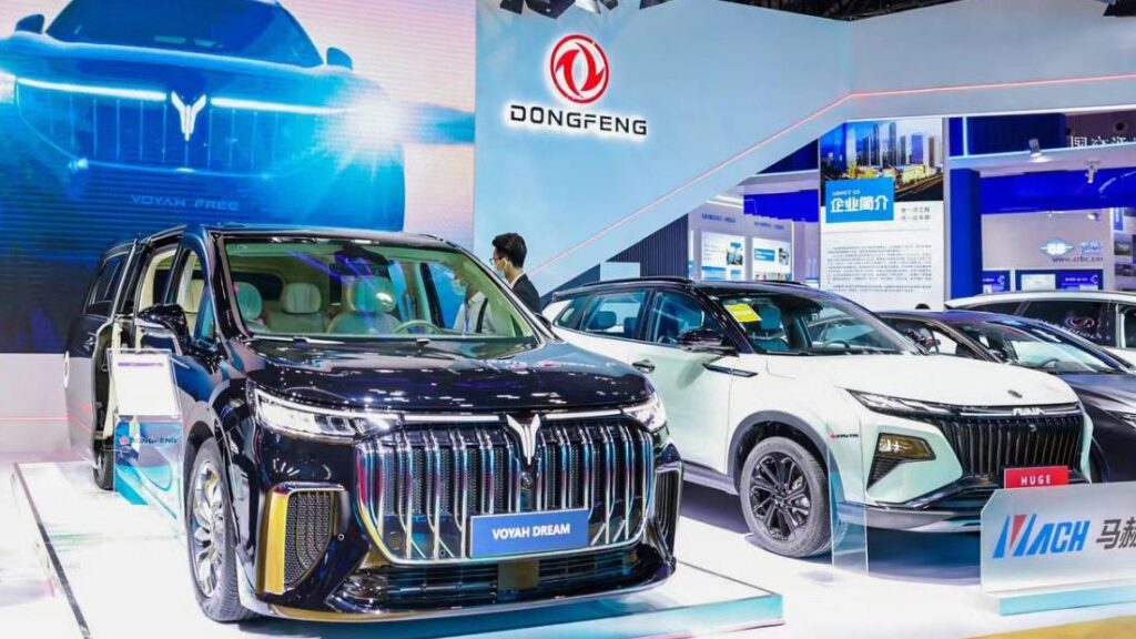 ステランティス、2027年から中国でプジョーとジープの電気自動車を生産し輸出することで東風と10億ドルの合意。中国の製造業者がイタリアの工場の買収に興味を示している一方で、