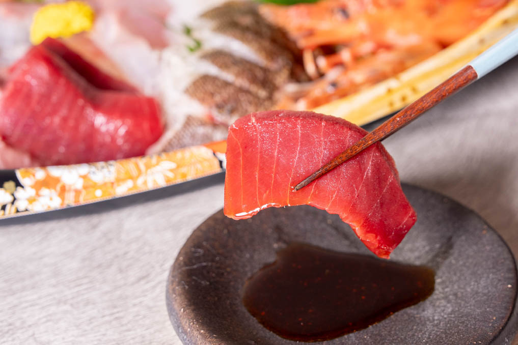 umiya マルヤマ水産　刺身を食べている画像