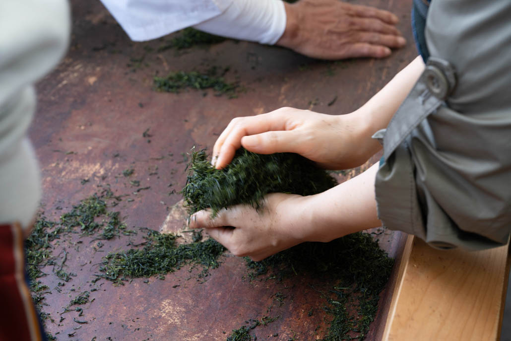 「宇治新茶 八十八夜茶摘みの集い」　宇治茶手もみ体験画像