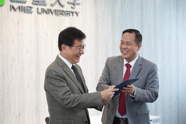 ホーチミン市師範大学ご一行が本学学長を表敬訪問されました / Delegation from Ho Chi Minh City University of Education Pays Courtesy Visit to the president of Mie University ホーチミン市師範大学ご一行が本学学長を表敬訪問されました / Delegation from Ho Chi Minh City University of Education Pays Courtesy Visit to the president of Mie University